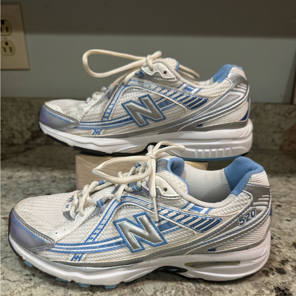 New Balance 520 Running Jogging Shoes Excellent condition Women’s Size 8 Clean!